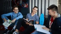 Psychokryminalistyka | Studia II stopnia ze studiami podyplomowymi  | Uniwersytet WSB Merito w Gdańsku: Studenci w strefie studentka przy książkach