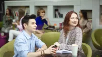 Psychoseksuologia | Studia jednolite magisterskie w Gdańsku | Uniwersytet WSB Merito w Gdańsku: Studenci w kawiarni patrzą przez okno