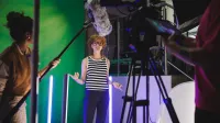 Film w mediach cyfrowych | Studia I stopnia w Gdańsku | Uniwersytet WSB Merito w Gdańsku: Studentka w studio podczas nagrania