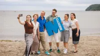 Zarządzanie zasobami ludzkimi | Studia II stopnia w Gdańsku | Uniwersytet WSB Merito w Gdańsku: Studenci na plaży w Gdyni z sygnetem M