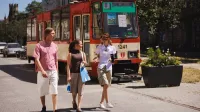Systemy transportowe | Studia I stopnia w Gdańsku | Uniwersytet WSB Merito w Gdańsku: Studenci na Dolnym Mieście przy tramwaju