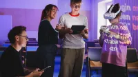 Negocjacje i mediacje | Studia I stopnia w Gdańsku | Uniwersytet WSB Merito w Gdańsku: Grupa studentów podczas warsztatów z symulacji VR