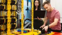 Zintegrowane systemy transportu | Studia I stopnia w Gdańsku | Uniwersytet WSB Merito w Gdańsku: Studenci przy prototypie 