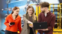 Inżynieria zarządzania - studia inżynierskie | Studia I stopnia w Gdańsku | Uniwersytet WSB Merito w Gdańsku: Studenci w laboratorium logistycznym