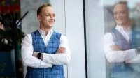 Zarządzanie przedsiębiorstwem | Studia II stopnia ze studiami podyplomowymi  | Uniwersytet WSB Merito w Gdańsku: Zdjęcie biznesowe studenta z odbiciem w oknie