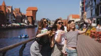 Digital marketing | Studia II stopnia w Gdańsku | Uniwersytet WSB Merito w Gdańsku: Selfie studentek przy Motławie i Żurawiu