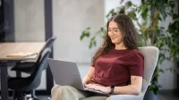 Obsługa ruchu lotniczego | Studia I stopnia w Gdańsku | Uniwersytet WSB Merito w Gdańsku: Studentka w fotelu na laptopie 