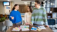 Edukacja dorosłych z animacją społeczno - kulturalną | Studia II stopnia w Gdańsku | Uniwersytet WSB Merito w Gdańsku: Zdjęcie studentów pracujących nad zagadnieniem