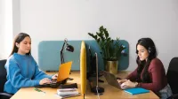 Zarządzanie w administracji publicznej | Studia II stopnia w Gdańsku | Uniwersytet WSB Merito w Gdańsku: Studentki przy biurku przy laptopach podczas pracy