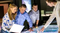 Służby mundurowe i bezpieczeństwo państwa | Studia II stopnia ze studiami podyplomowymi  | Uniwersytet WSB Merito w Gdańsku: Ludzie przy mapie led