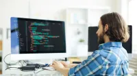 Technologie sieciowe | Studia I stopnia w Gdańsku | Uniwersytet WSB Merito w Gdańsku: Mężczyzna przy komputerze