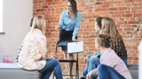 Psychologia menedżerska | Studia I stopnia w Gdańsku | Uniwersytet WSB Merito w Gdańsku: Psycholog rozmawia z grupą