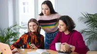 IT Project Management | Studia II stopnia w Gdańsku | Uniwersytet WSB Merito w Gdańsku: Studenci przy laptopie w biurze