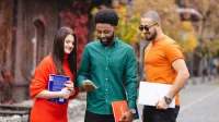 Literatura współczesna i kultura krajów anglojęzycznych | Studia II stopnia w Gdańsku | Uniwersytet WSB Merito w Gdańsku: Studenci na podwórku podczas rozmowy