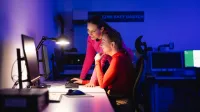 Fintech - innowacje technologiczne na rynku finansowym | Studia podyplomowe w Gdańsku | Uniwersytet WSB Merito w Gdańsku: Zajęcia przy komputerze w granatowym świetle laserowym