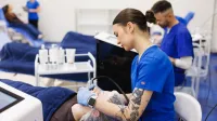 Wyniki wyszukiwania | Uniwersytet WSB Merito w Gdańsku: Studentka wykonuje zabieg na pacjentce 
