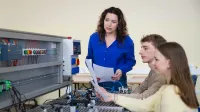 Logistyka i spedycja międzynarodowa | Studia II stopnia w Gdańsku | Uniwersytet WSB Merito w Gdańsku: Studenci podczas warsztatu przy maszynie