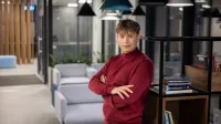 Studia menedżerskie | Studia podyplomowe w Gdańsku | Uniwersytet WSB Merito w Gdańsku: Student w bordowym swetrze na zdjęciu biznesowym