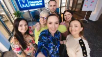 Przygotowanie pedagogiczne | Studia podyplomowe w Gdańsku | Uniwersytet WSB Merito w Gdańsku: Selfie słuchaczy studiów podyplomowych przy neonowym sygnecie Merito