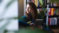 Psychologia reklamy i komunikacji | Studia podyplomowe w Gdańsku | Uniwersytet WSB Merito w Gdańsku: Zdjęcie kobiety w bibliotece