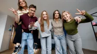 Wyniki wyszukiwania | Uniwersytet WSB Merito w Gdańsku: Studenci na korytarzu pozują do zdjęcia grupowego