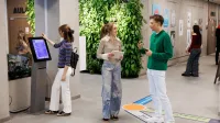 Drony i technologie bezzałogowe w obszarze bezpieczeństwa | Studia I stopnia w Gdańsku | Uniwersytet WSB Merito w Gdańsku: Studenci w holu głównym Uniwersytetu