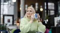 HR Tech. Kompetencje miękkie w erze AI | Studia podyplomowe w Gdańsku | Uniwersytet WSB Merito w Gdańsku: Kobieta siedzi z kubkiem w dłoni