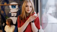 Smart Marketing | Studia II stopnia w Gdańsku | Uniwersytet WSB Merito w Gdańsku: Studentka pozuje z kaczuszką