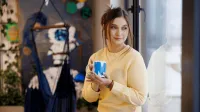 Smart Marketing | Studia II stopnia w Gdańsku | Uniwersytet WSB Merito w Gdańsku: Studentka w strefie studenta z kubkiem w dłoni