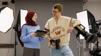 Grafika cyfrowa i kreacje multimedialne | Studia II stopnia w Gdańsku | Uniwersytet WSB Merito w Gdańsku: Studenci w studio fotograficznym