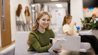 Transformacja Cyfrowa w Administracji i Biznesie | Studia II stopnia w Gdańsku | Uniwersytet WSB Merito w Gdańsku: Studentka robi notatki