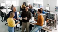 Transformacja Cyfrowa w Administracji i Biznesie | Studia II stopnia ze studiami podyplomowymi  | Uniwersytet WSB Merito w Gdańsku: Warsztaty w laboratorium, scenka rozmowy studentów z wykładowcą