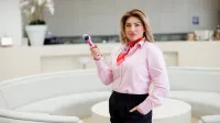 Kosmetologia – start w branży beauty | Studia podyplomowe w Gdańsku | Uniwersytet WSB Merito w Gdańsku: Słuchaczka lub wykładowczyni z pędzlem do makijażu