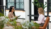 Wellbeing i nowoczesne środowisko pracy. Specjalista ds. dobrostanu | Studia podyplomowe w Gdańsku | Uniwersytet WSB Merito w Gdańsku: Kobiety rozmawiają wśród kwiatów