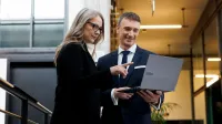 Cyfryzacja, współpraca i bezpieczeństwo pracy – praktyczne kompetencje specjalistów Publicznych Służb Zatrudnienia | Studia podyplomowe w Gdańsku | Uniwersytet WSB Merito w Gdańsku: Słuchacze z laptopem