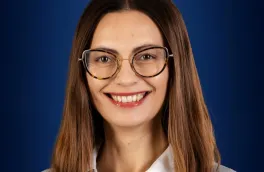 Fizjoterapia | Studia jednolite magisterskie w Gdańsku | Uniwersytet WSB Merito w Gdańsku: Zdjęcie biznesowe uśmiechniętej brunetki w okularach