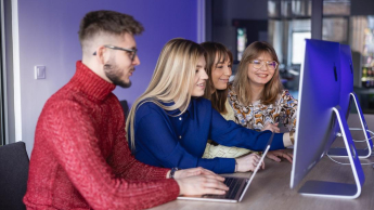 Zarządzanie projektami i usługami IT | Studia II stopnia w Gdańsku | Uniwersytet WSB Merito w Gdańsku: Studenci siedzą w sali komputerowej i pracują
