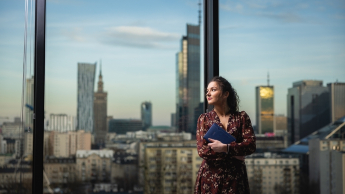 Gospodarowanie nieruchomościami | Studia I stopnia w Gdańsku | Uniwersytet WSB Merito w Gdańsku: Kobieta na tle wieżowców 