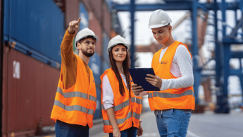 Logistyka | Studia II stopnia ze studiami podyplomowymi w Gdańsku | Uniwersytet WSB Merito w Gdańsku: Logistycy w strojach służbowych w pracy
