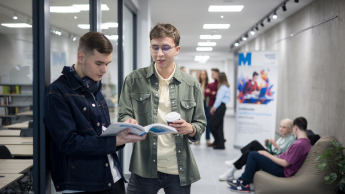 Prawo w energetyce | Studia I stopnia w Gdańsku | Uniwersytet WSB Merito w Gdańsku: Dwóch chłopaków rozmawia na uczelni