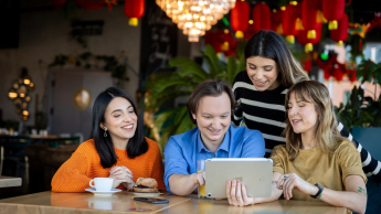 Front-end Developer | Studia I stopnia w Gdańsku | Uniwersytet WSB Merito w Gdańsku: studenci-laptop