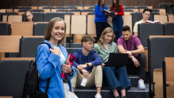 Biznes międzynarodowy | Studia I stopnia w Gdańsku | Uniwersytet WSB Merito w Gdańsku: Główne zdjęcie: Gdańsk, grupa studentów w sali wykładowej