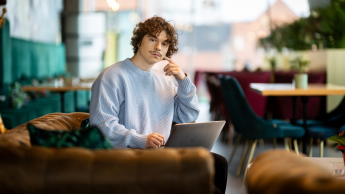 Informatyka przemysłowa z elementami industry IoT | Studia I stopnia w Gdańsku | Uniwersytet WSB Merito w Gdańsku: student laptop