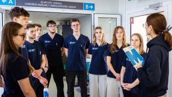 Fizjoterapia | Studia jednolite magisterskie w Gdańsku | Uniwersytet WSB Merito w Gdańsku: Studenci w szpitalu słuchają wykładowczyni