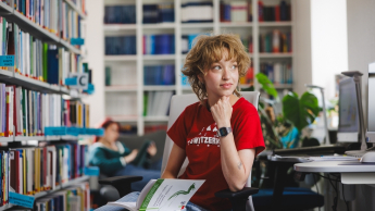 Inżynieria oprogramowania dla technologii kosmicznych | Studia I stopnia w Gdańsku | Uniwersytet WSB Merito w Gdańsku: Studentka czyta książkę w bibliotece