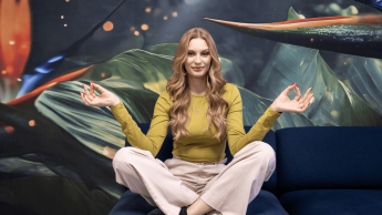 Psychologia w HR | Studia II stopnia w Gdańsku | Uniwersytet WSB Merito w Gdańsku: Studentka w przestrzeni kampusu w pozycji medytacji