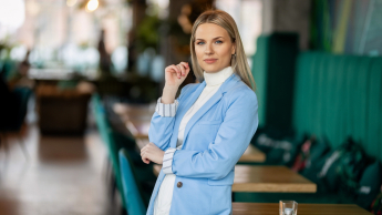 Finanse przedsiębiorstw i podatki z certyfikatem ACCA | Studia II stopnia w Gdańsku | Uniwersytet WSB Merito w Gdańsku: Zdjęcie biznesowe studentki w kawiarni 