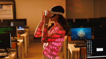 Informatyka - studia inżynierskie | Studia I stopnia w Gdańsku | Uniwersytet WSB Merito w Gdańsku: Dziewczyna w googlach VR