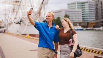 Digital Marketing | Studia II stopnia ze studiami podyplomowymi  | Uniwersytet WSB Merito w Gdańsku: Selfie pary studentów przy Sea Tower w Gdyni
