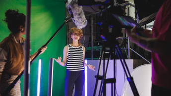 Film w mediach cyfrowych | Studia I stopnia w Gdańsku | Uniwersytet WSB Merito w Gdańsku: Studentka w studio podczas nagrania